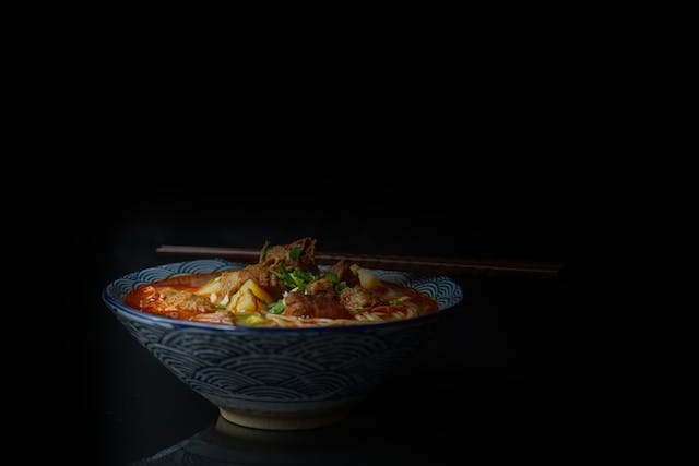 Chińska Kuchnia Syczuan: Pikantne Smaki, które Rozgrzewają